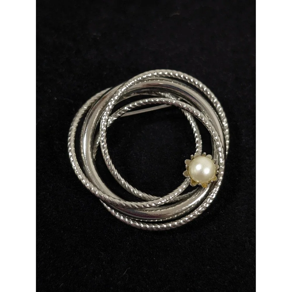 Vintage Silver Tone Interlocking Circle Brooch Textured Faux‎ Pearl Pin